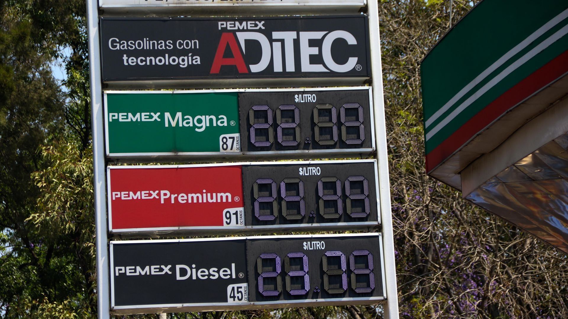 Gasolinera de la marca Pemex.